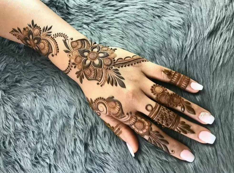 طرح حنا روی دست دخترانه 3