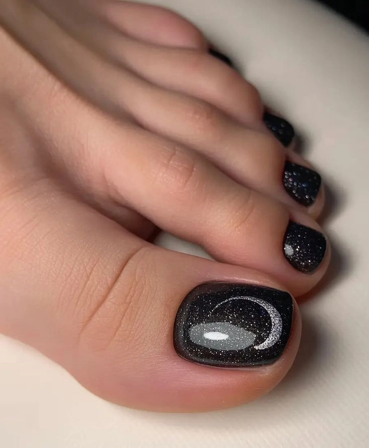 مدل ژلیش ناخن پا مشکی 19