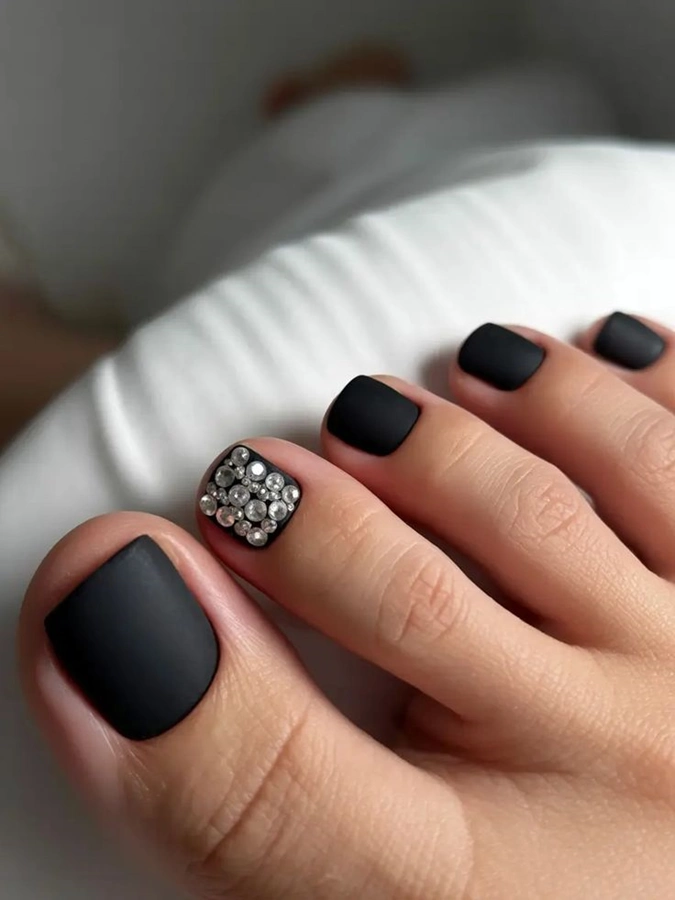 مدل ژلیش ناخن پا مشکی 29