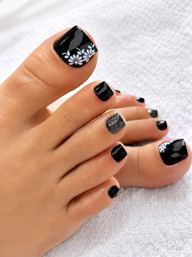 مدل ژلیش ناخن پا مشکی 8